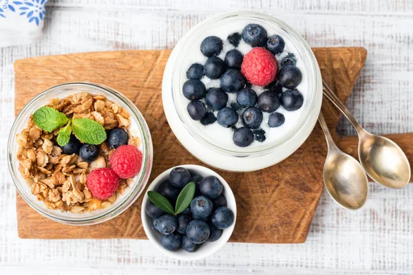 Joghurt, Müsli und Beeren im Glas — Stockfoto