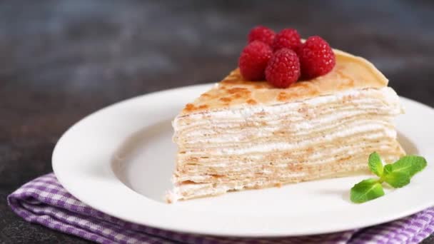 Pastel Crepe Con Crema Pastelera Plato Blanco Decorado Con Frambuesas — Vídeo de stock