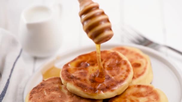 Mouvement Lent Verser Miel Sur Des Crêpes Des Beignets Fromage — Video