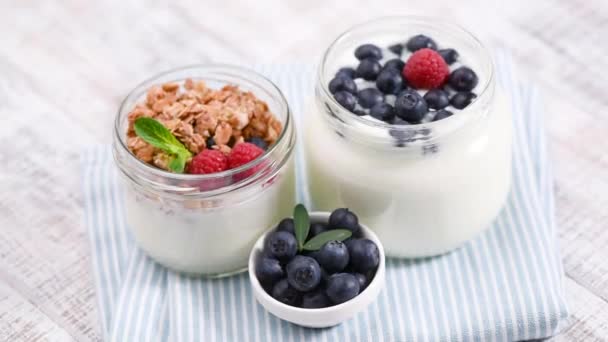 Joghurt bogyós gyümölcsök és Granola, egészséges étel. Tiszta táplálkozás, egészséges életmód koncepció. HD-felvételek