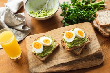 Sağlıklı kahvaltı için avokado ve yumurta ile tost