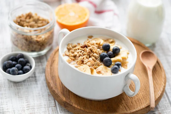 ミルクとフルーツのヘルシーな朝食シリアルグラノーラ — ストック写真