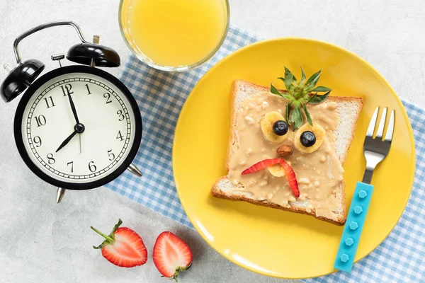 Çocuklar kahvaltı yemek, komik yüzü ile fıstık ezmesi tost — Stok fotoğraf