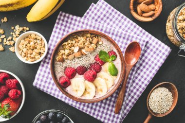 Smoothie kase çilek, granola ve chia tohumları ile tepesinde