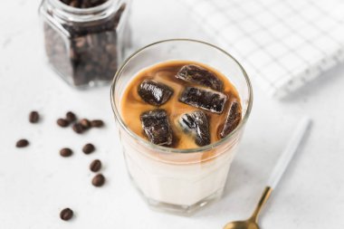 Beton arka planda sütlü buzlu kahve