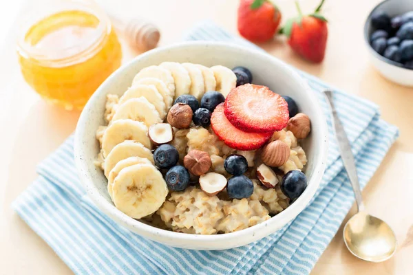 Oatmeal porridge with fruits and berries in bowl — Stock Photo, Image