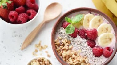 Superfood topingler ile dönen vegan acai smoothie kase, closeup görünümü. Sağlıklı beslenme kavramı, sağlıklı yaşam tarzı