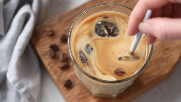 アイスクリームとアイスコーヒーを混合するスローモーション クローズアップビュー — ストック動画