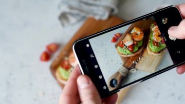 Sağlıklı Avokado Karideslerinin Fotoğrafları. Mobil Gıda Fotoğrafçılık Konsepti.