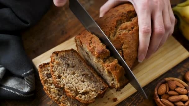 Bananenbrot Scheiben Schneiden Hände Schneiden Hausgemachtes Bananenbrot Mit Nüssen Auf — Stockvideo