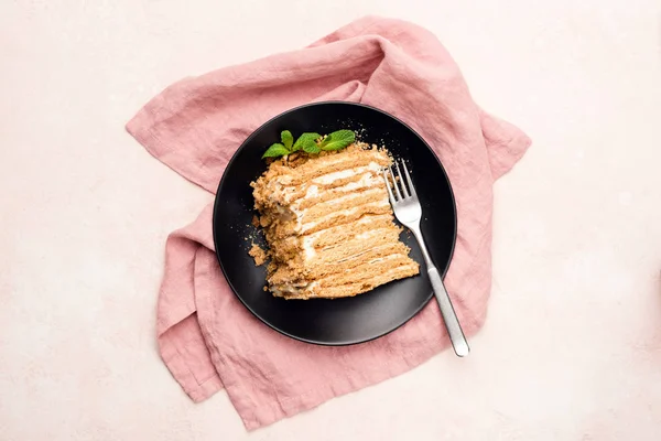 Réteg torta cukrászati krém a rózsaszín háttér — Stock Fotó