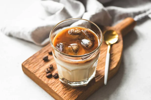 Caffè di ghiaccio con crema in un bicchiere — Foto Stock