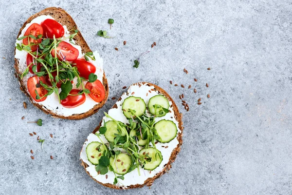 Torradas vegetarianas saudáveis com queijo creme, legumes, verduras — Fotografia de Stock