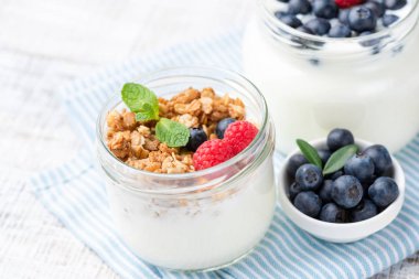 Granola ve çilek ile yoğurt Kavanoz