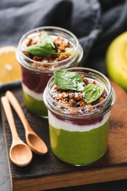 Avokado ve acai berry tabaka smoothie