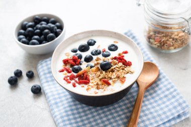 Granola ve böğürtlenli yoğurt kasesi.