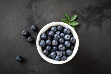 Siyah Fon Üzerinde Bowl Taze Yaban Mersini