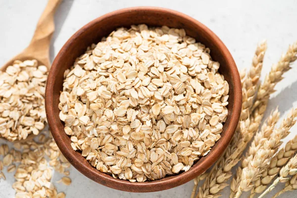 Avena, copos de avena o avena enrollada en un bol —  Fotos de Stock