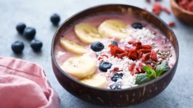 Ahşap Kaşıkla Sağlıklı Kahvaltı Smoothie Kase Yeme. Trendy Vegan Vejetaryen Superfood Hindistan Cevizi Bowl yılında