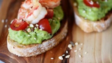 Ahşap Tahta üzerinde Avokado ve Karides ile Sağlıklı Tost. Yakın Çekim Görünümü