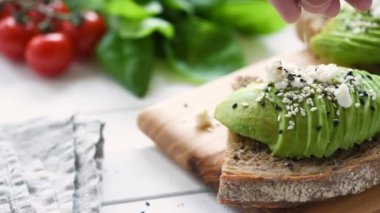 Kahvaltıda sağlıklı avokado tost. Susam ile Garnitür Tost. Sağlıklı Beslenme ve Yaşam Tarzı Kavramı