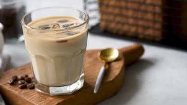 Ahşap Servis Tahtası Üzerinde Cam ice coffee latte. Ferahlatıcı Yaz Soğuk İçecek