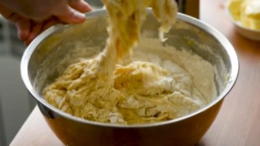 Kaşıkla hamur yoğurma işlemi. Ekmek veya pasta hazırlama. Ev yemekleri kavramı