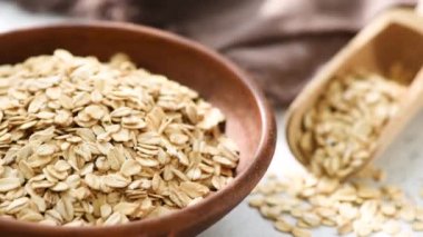 Yulaf, haddelenmiş yulaf veya yulaf gevreği kasede. Sağlıklı beslenme, diyet, kilo kaybı gıda kavramı. Yakın çekim görünümü.