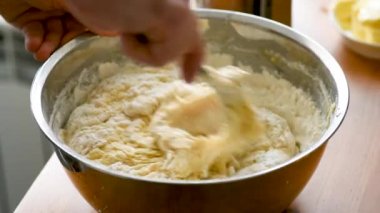 Kaşıkla hamur yoğurun. Hazırlık gıda, ekmek pişirme veya pasta yapma süreci. Ev yemekleri kavramı