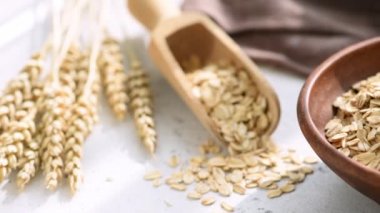 Yulaf, haddelenmiş yulaf veya yulaf gevreği kasede. Sağlıklı beslenme, diyet, kilo kaybı gıda kavramı. Yakın çekim görünümü.