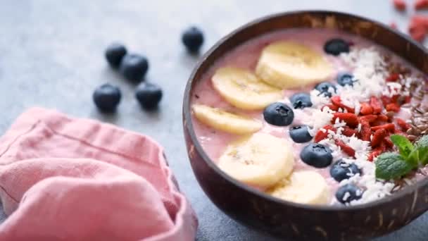 健康素食冰沙碗顶与超级食品特写视图 — 图库视频影像