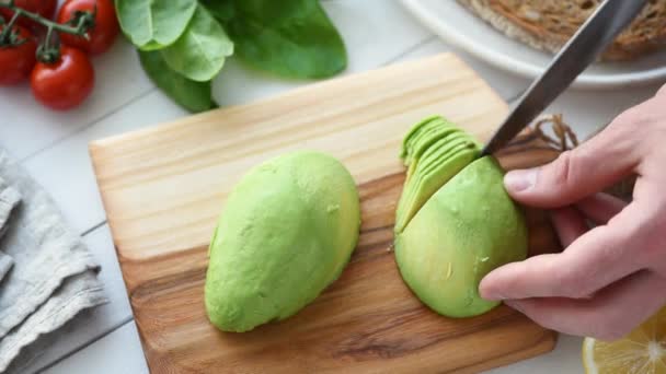 Männliche Hände Schneiden Avocado Hausmannskost — Stockvideo