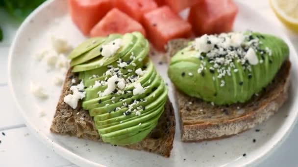 Kahvaltılık Avokado Tost Yumuşak Beyaz Peynir Susam Ile Küp Karpuz — Stok video