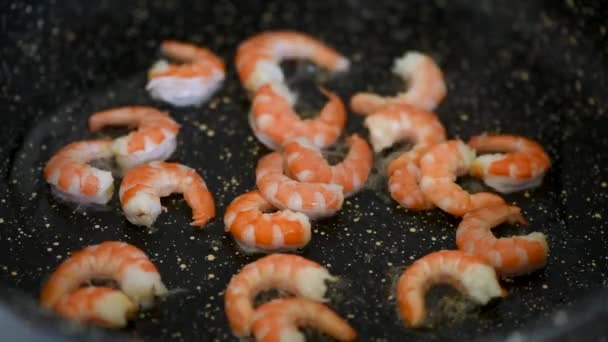 Cucinare Gamberetti Sulla Padella Vista Vicino — Video Stock