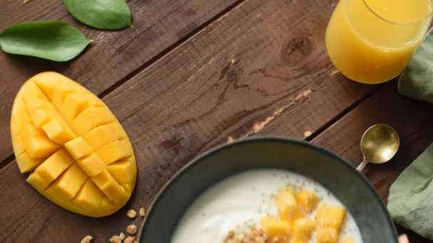 Jogurt Plasterkami Mango Granola Zdrowe Śniadanie Drewniane Tło Stołu Widok — Wideo stockowe
