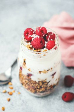 Yoğurt, granola, çilek ile kahvaltı parfait