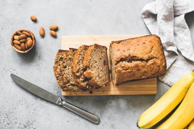 Glutensiz paleo muz ekmek masa üstü görünümü