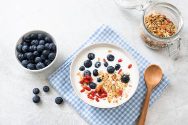 Granola ve çilek ile Kahvaltı yoğurt kase