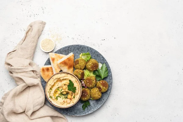 Hummus garbanzos, falafel y pan de pita — Foto de Stock