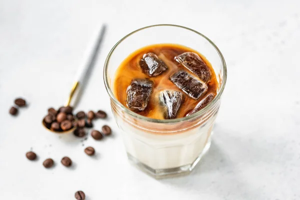 Caffè di ghiaccio con latte in un bicchiere — Foto Stock