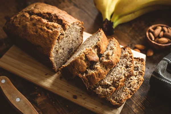 Banana chleb Loaf na drewnianym stole — Zdjęcie stockowe