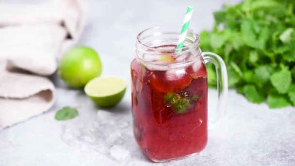 Berry Ice Tea Glas Uppfriskande Kall Sommardrink — Stockvideo