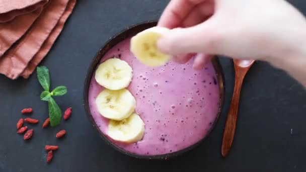 Zaman Atlamalı Acai Smoothie Kase Hazırlanması Sağlıklı Yiyecekler Üstte Görüntü — Stok video