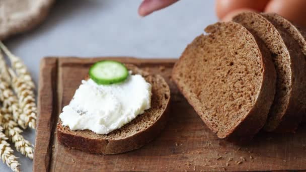 Real Time Voorbereiding Van Gezonde Sandwich Met Komkommer Roomkaas — Stockvideo
