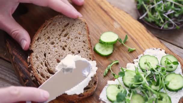 Hacer Sándwich Saludable Con Requesón Pepino Persona Que Extiende Queso — Vídeo de stock