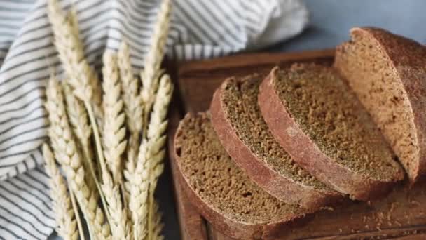 Roggebrood Gesneden Houten Snijplank Selectieve Focus Zelfgebakken Brood — Stockvideo