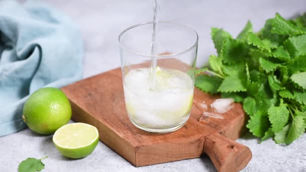 Pouring Soda Water Glass Lime Lemonade Preparation — Stock Video