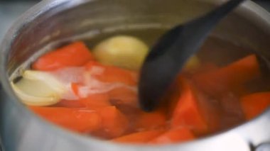Sebze stoku bir tencerede kaynatılıyor, yakından görmek. Sağlıklı pişirme konsepti