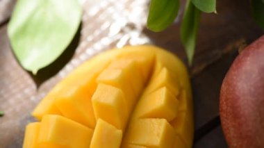 Ahşap bir masada lezzetli mango, closeup görünümü. Sağlıklı vegan veya vejetaryen sarı gıda vitamin açısından zengin