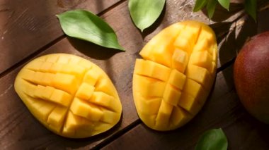 Ahşap masa üzerinde lezzetli mango, üst görünümü. Sağlıklı egzotik meyve, vejetaryen gıda